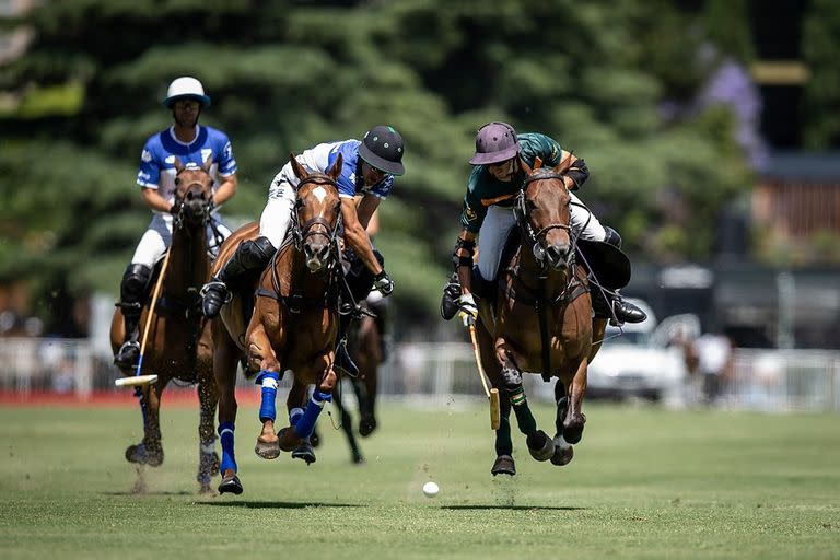 Disputan la bocha Ulloa y Bautista Bayugar, que llegó a ser sustituto de Nico Pieres en el Abierto de Hurlingham y ahora es figura de Alegría Fish Creek.