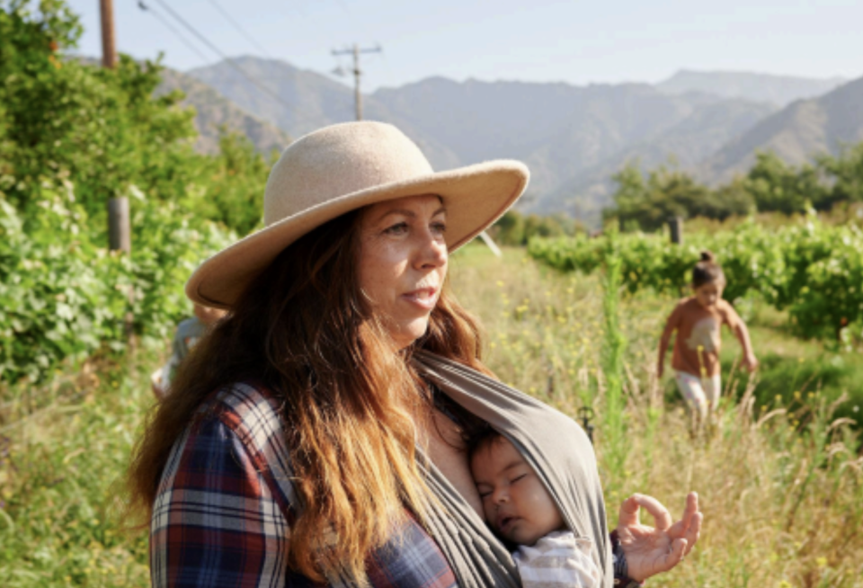 Mollie Englehart und zwei ihrer Kinder auf ihrer ehemaligen regenerativen Farm Sow a Heart in Südkalifornien. - Copyright: Courtesy of Sage Regenerative Kitchen & Brewery