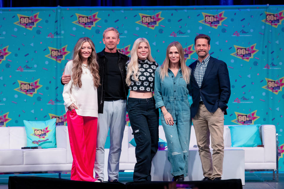 <em>Beverly Hills, 90210</em> alums take the stage at 90s Con. (Photo: Nick Cinea, courtesy of Thats4Entertainment)