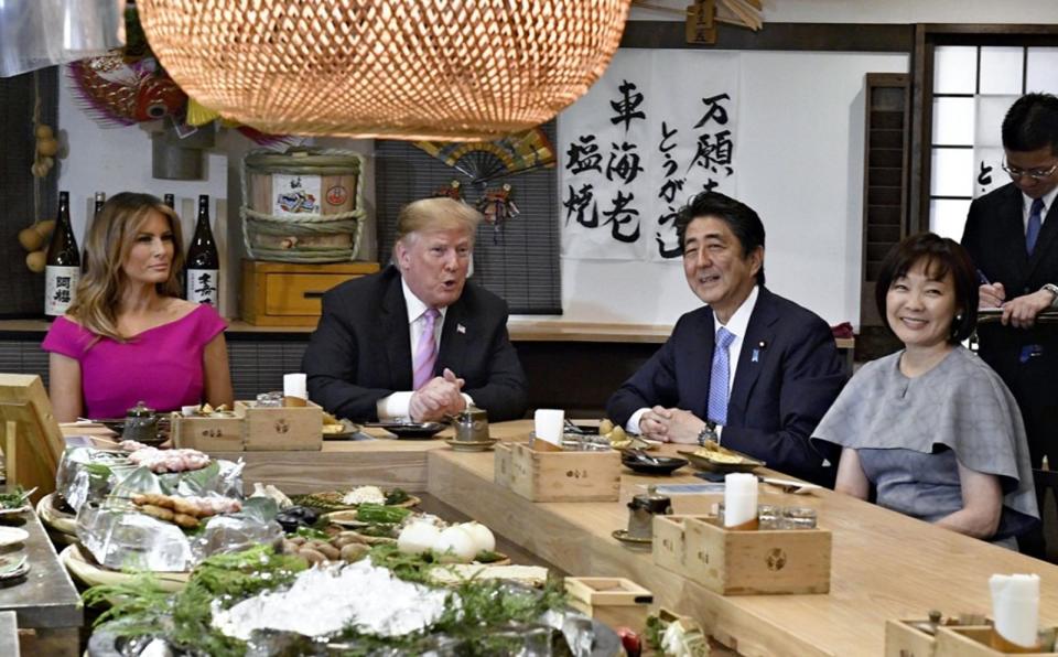 2019年時任日本首相的安倍晉三與昭惠夫人，宴請當時訪日的美國總統川普與夫人梅蘭妮雅。（翻自X平台）