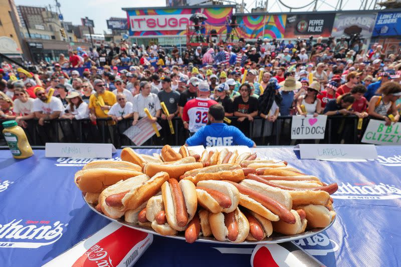 Los competidores se disputan la victoria en el concurso de perritos calientes de Nathan's