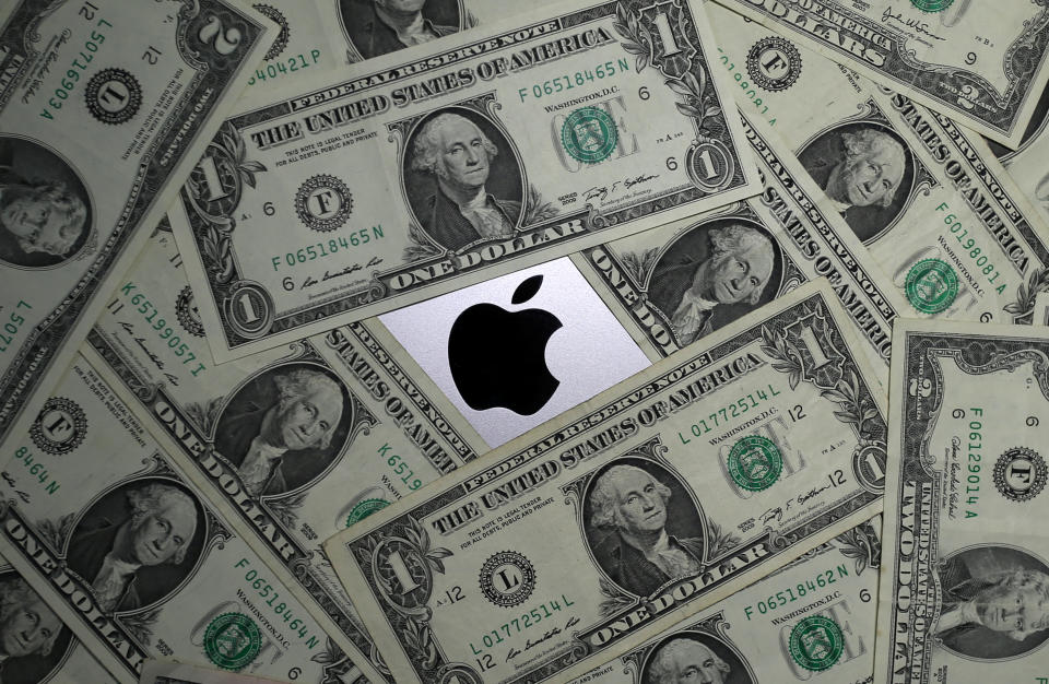 Apple alcanzó un valor de mercado de 3 billones de dólares esta semana. Un hito empresarial histórico. REUTERS/Dado Ruvic/Illustration