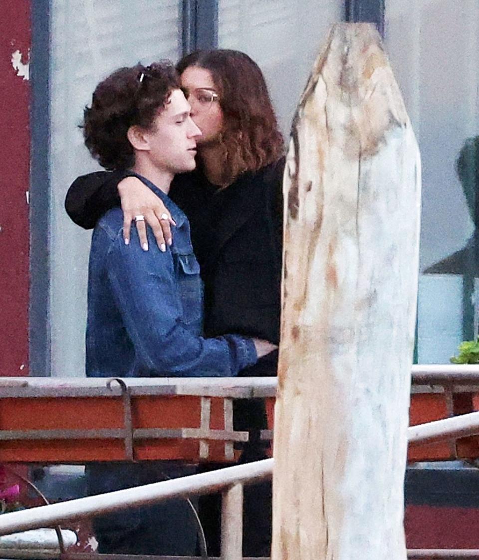 zendaya kissing tom holland on vacation