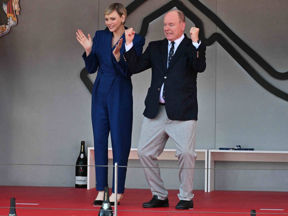 Das monegassische Fürstenpaar fieberte beim Formel-1-Rennen in Monte-Carlo kräftig mit. Charlène zog auch wegen ihres blauen Jumpsuits die Blicke auf sich. (Bild: imago/ABACAPRESS)