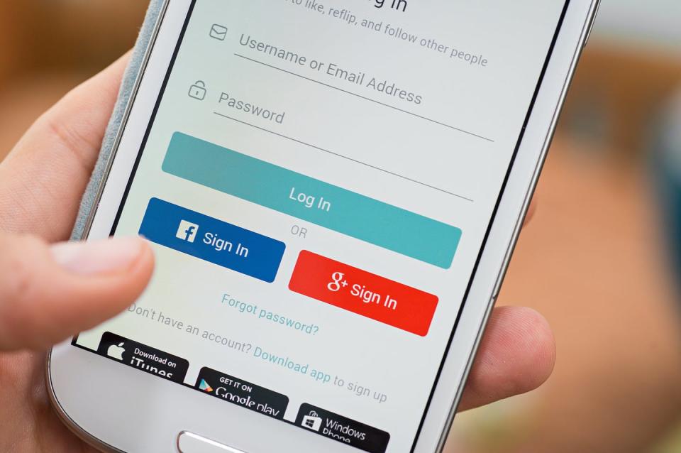 <span class="caption">Muchas aplicaciones ofrecen la posibilidad de iniciar sesión con una cuenta de Google o Facebook.</span> <span class="attribution"><a class="link " href="https://www.shutterstock.com/es/image-photo/lviv-ukraine-march-21-2016-white-394786759" rel="nofollow noopener" target="_blank" data-ylk="slk:Shutterstock/Roman Pyshchyk;elm:context_link;itc:0;sec:content-canvas">Shutterstock/Roman Pyshchyk</a></span>