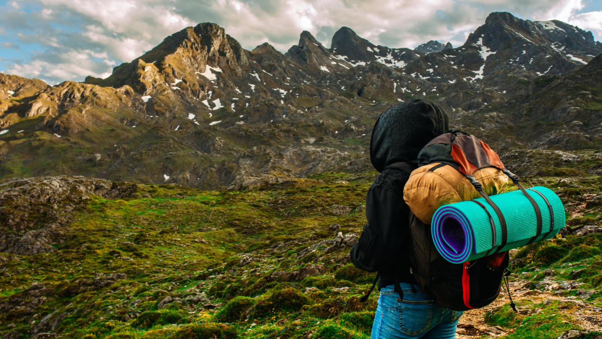  Hiker wearing jeans in rainy weather. 