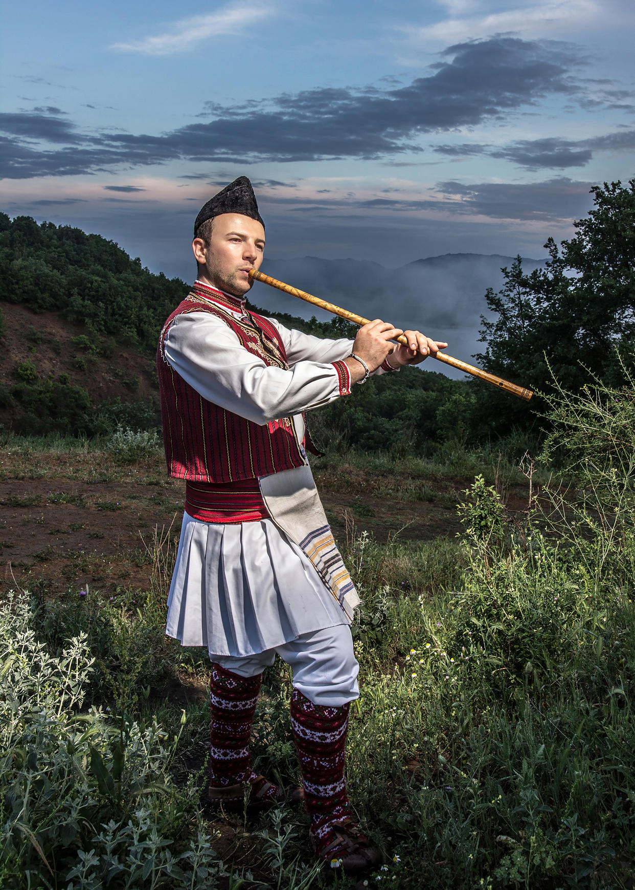 Cuatro de los 75 colaboradores del proyecto: Aleksandar Arabadjiev, de Macedonia; Gakuto Chiba, de Japón; Neddiel Elcie Muñoz Millalonco, de Chile; y Latyr Sy, de Senegal, cada uno cantando y tocando un instrumento tradicional. (Latyr Sy, Gakuto Chiba, Neddiel Elcie Muñoz Millalonco, Aleksandar Arabadjiev via The New York Times)
