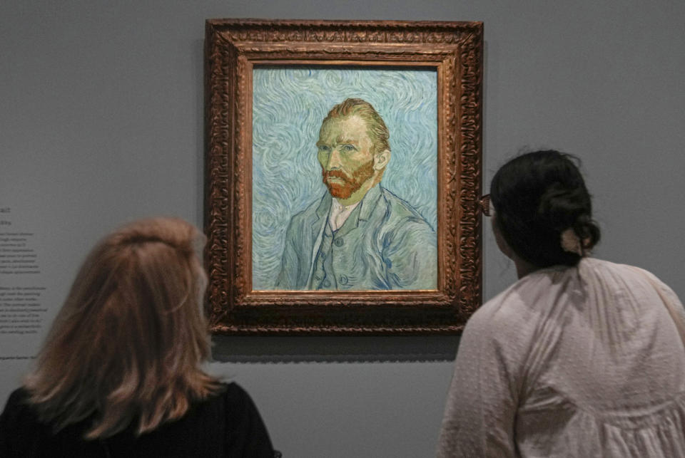 La gente mira el Autorretrato de Vincent Van Gogh de 1889, en un recorrido de prensa de la exposición "Van Gogh en Auvers-sur-Oise: Los últimos meses" en el Museo de Orsay de París, el viernes de septiembre. 29 de febrero de 2023. La exposición se abre al público del 3 de octubre de 2023 al 4 de febrero de 2024 se enfoca en los dos meses previos a su muerte a los 37 años el 29 de julio de 1890. (Foto AP/Michel Euler)