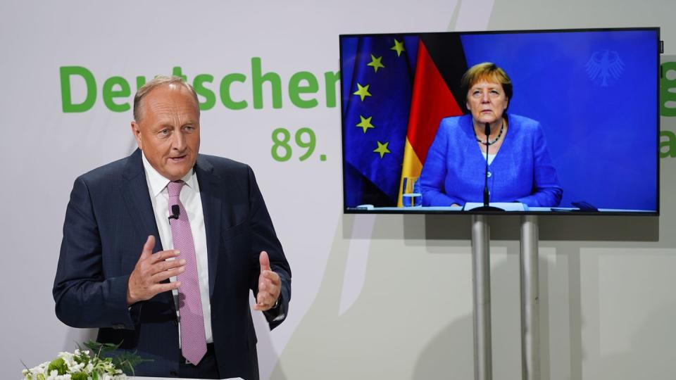 Bauernverbandspräsident Joachim Rukwied begrüßt Kanzlerin Angela Merkel beim Digitalen Deutschen Bauerntag 2021.