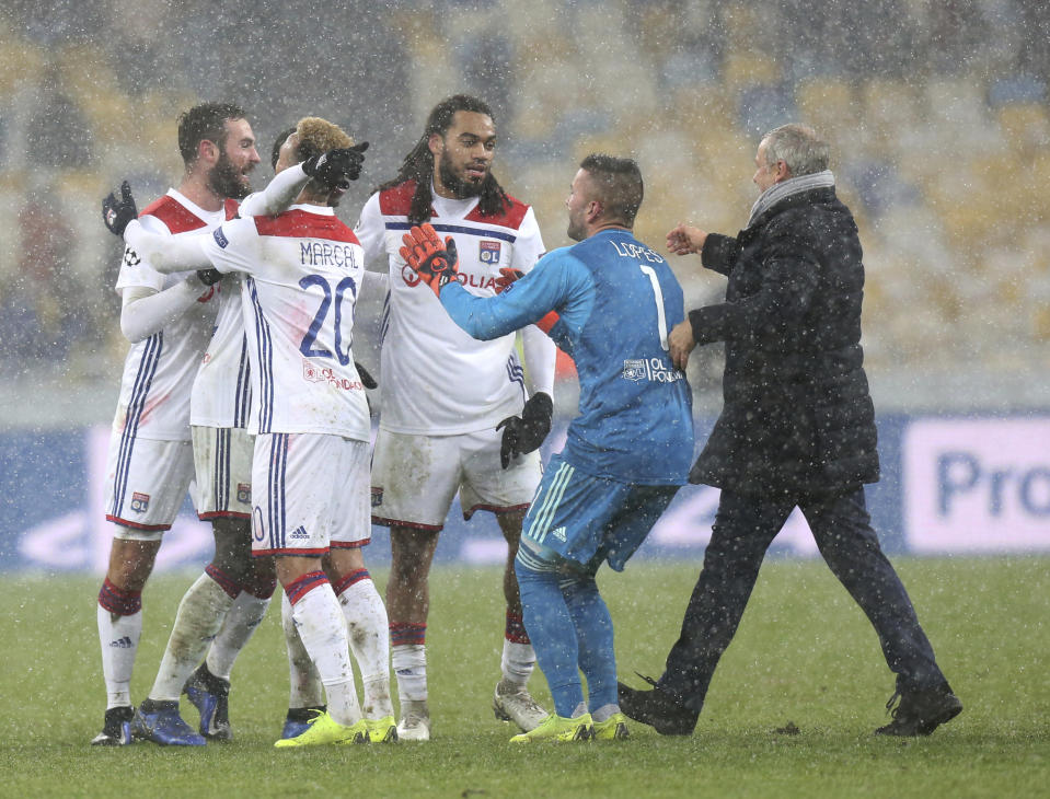 Los jugadores del Lyon festejan luego de su encuentro ante el Shakhtar Donetsk, correspondiente a la fase de grupos de la Liga de Campeones y disputado el miércoles 12 de diciembre de 2018, en Kiev, Ucrania (AP Foto/Efrem Lukatsky)