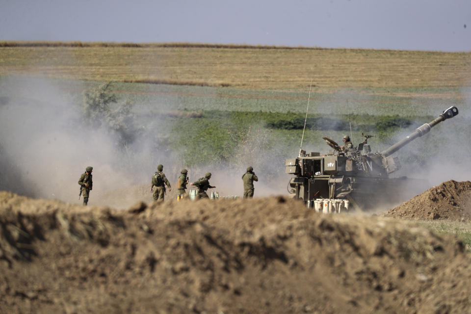Una unidad de artillería israelí dispara hacia objetivos en la Franja de Gaza, en la frontera entre el territorio palestino e Israel, el 15 de mayo de 2021. (AP Foto/Ariel Schalit)