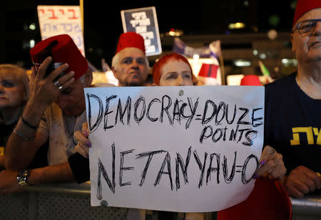 Israelis hold a demonstration against possible legislation reigning in the supreme court which could grant Prime Minister Benjamin Netanyahu immunity from prosecution if he faces corruption charges, in Tel Aviv, Israel May 25, 2019. REUTERS/Ammar Awad