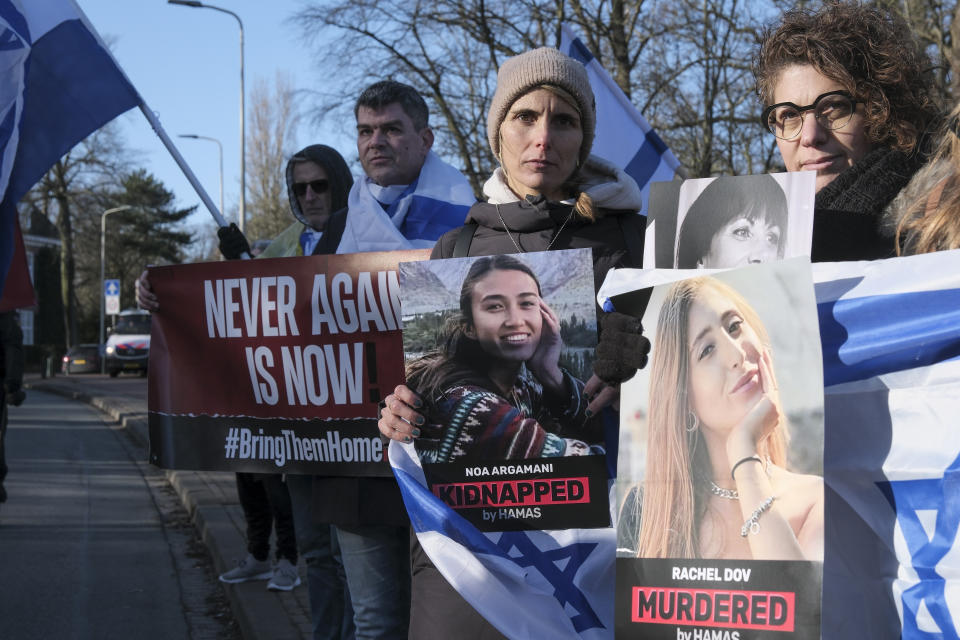 Simpatizantes de Israel muestran pancartas cerca de la Corte Internacional de Justicia, el viernes 26 de enero de 2024, en La Haya, Holanda. (AP Foto/Patrick Post)