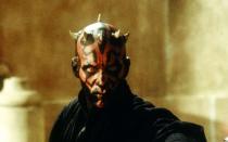 Darth Maul (Ray Park) gehört in der "Star Wars"-Saga zu den besonders unangenehmen Zeitgenossen. Der Sith ist ein mächtiger Schüler von Darth Sidious (dem späteren Imperator) und liefert sich mit den Jedi Qui-Gon Jinn und Obi-Wan Kenobi in "Episode 1: Die dunkle Bedrohung" einen erbitterten Kampf. (Bild: ProSieben / Lucasfilm Ltd.)