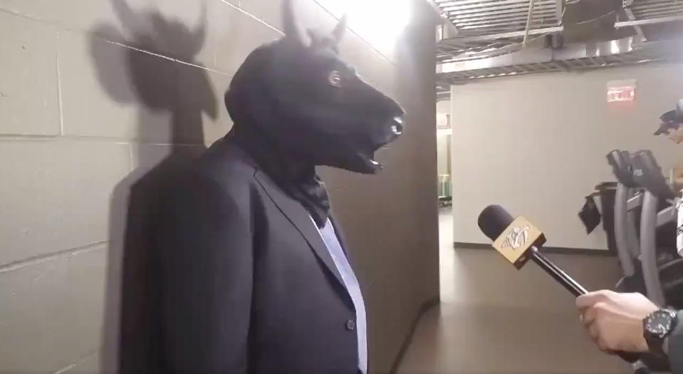 This is a new look for Nashville Predators’ head coach Peter Laviolette. (Twitter // @GenePrincipe)