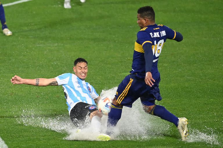 Boca y Argentinos Juniors tuvieron problemas con el campo de la Bombonera hace unos meses
