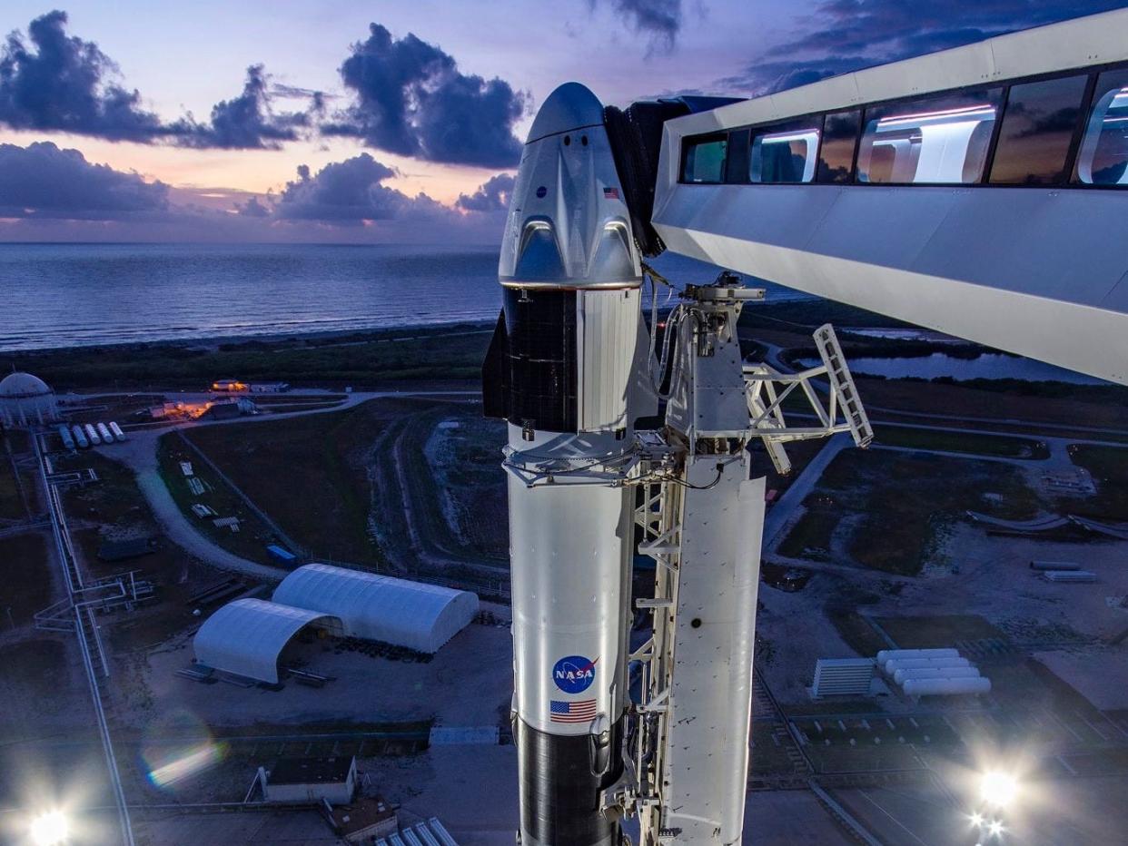 spacex crew dragon spaceship falcon 9 rocket demo2 demo 2 mission launchpad lc39a kennedy space center ksc may 23 2020 elon musk twitter EYzhy0AU8AAJxRa