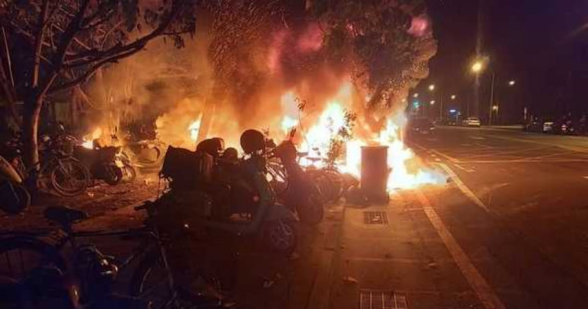 台南市北區轉運站停車場凌晨發生大火，45部機車全都燒燬，起火原因竟是一名女子在一旁焚燒私人物品。（圖／民眾提供）
