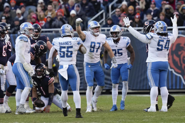 Detroit Lions defensive end Willie Young in the second half of an NFL  football game against the Chicago Bears in Chicago, Sunday, Nov. 13, 2011.  (AP Photo/Charles Rex Arbogast Stock Photo - Alamy