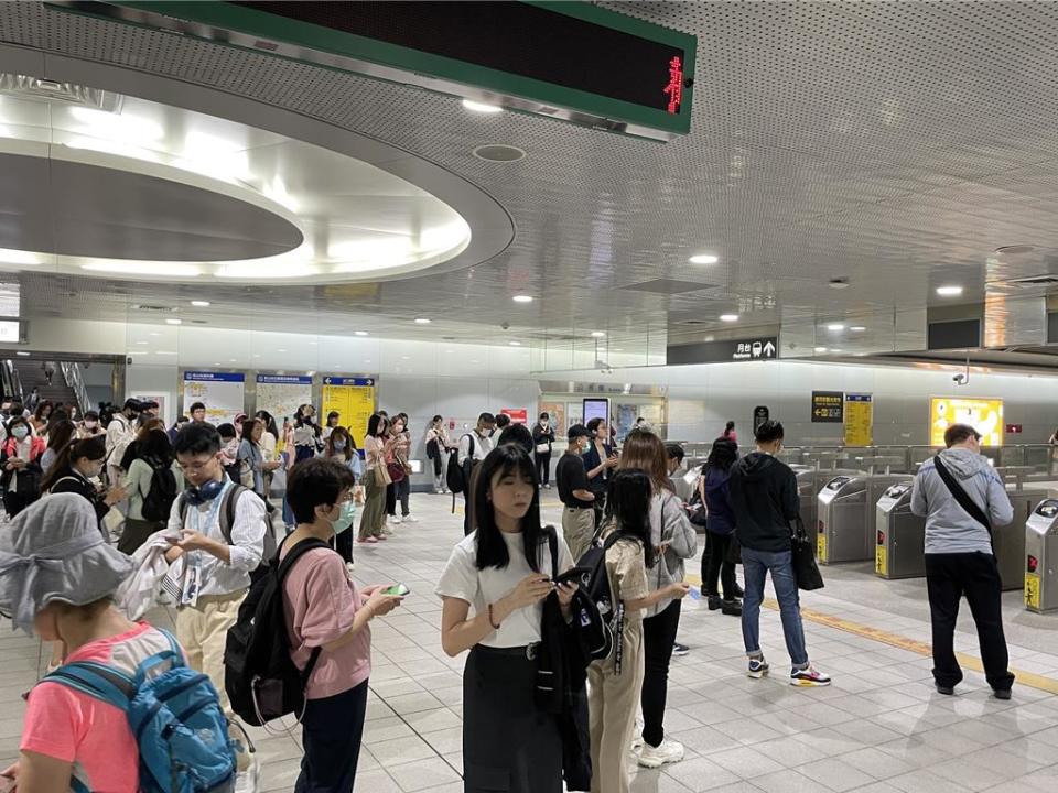 3日上午約7時59分發生地震，台北市明顯搖晃，台北捷運公司全線車站暫停營運約40至60分鐘，進行安全檢查。（劉彥宜攝）