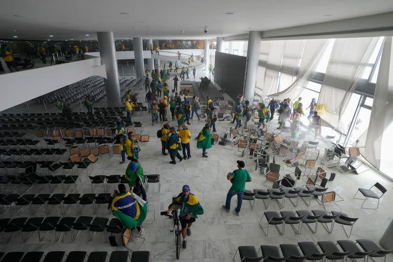 Manifestantes ingresan a los edificios públicos de Brasilia tras la asunción de Lula