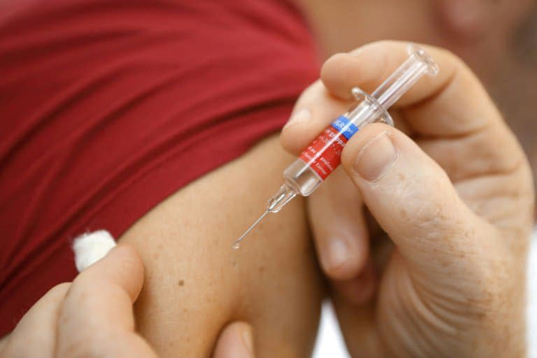 Une personne se fait vacciner contre la grippe en 2017 à Ajaccio (illustration) - PASCAL POCHARD-CASABIANCA © 2019 AFP