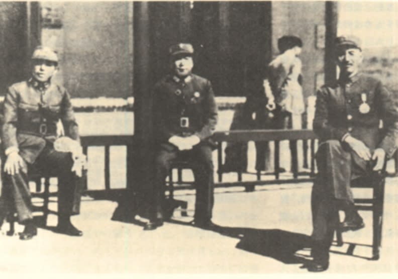 西安事變主角蔣介石（右）、張學良（左）及楊虎城（中）在事變發生前合影。圖片來自維基百科