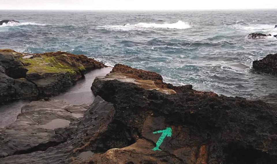 破壞風景區！ 花蓮石梯坪礁岩被畫25個螢光箭頭！