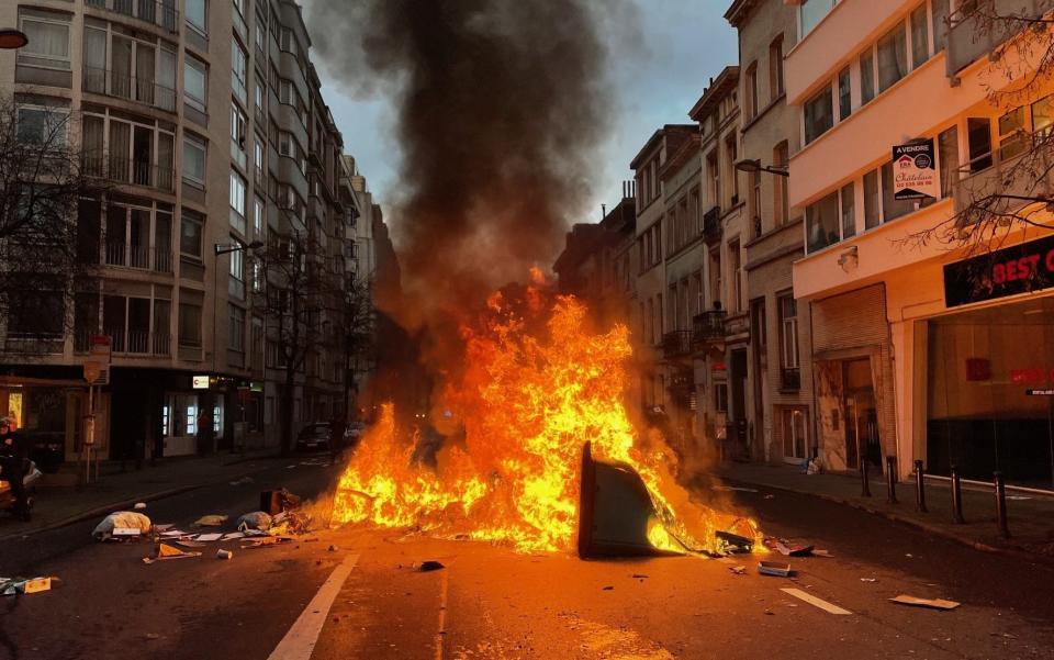 Demonstrators burn containers and things to block  - Dursun Aydemir/Anadolu Agency