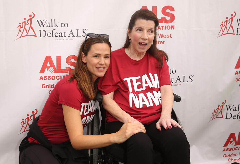 <p>Bei Gala-Abenden und Premieren setzt Jennifer Garner meist nur auf wenig Make-up, bei einem Event für den guten Zweck, nämlich dem Walk To Defeat ALS, verzichtete sie ganz darauf und posierte strahlend mit Presseagentin Nanci Ryder. (Bild: Getty Images) </p>