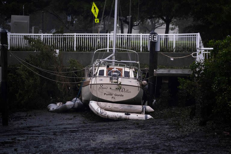 En Charlotte Harbor la marea se retiró y dejó encalladas varias embarcaciones