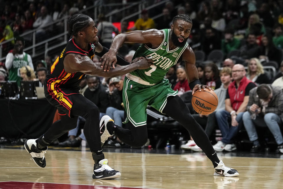 El base de los Celtics de Boston Jaylen Brown avanza hacia la canasta mientras lo persigue el alero de los Hawks de Atlanta AJ Griffin en el encuentro del miércoles 16 de noviembre del 2022. (AP Foto/John Bazemore)