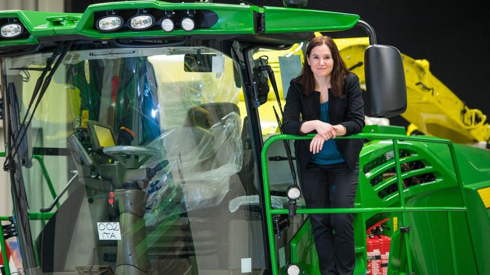 Cornelia Walde steht im John Deere Showroom auf einem Häcksler des Herstellers. Walde leitet das Werk in Zweibrücken (Rheinland-Pfalz).