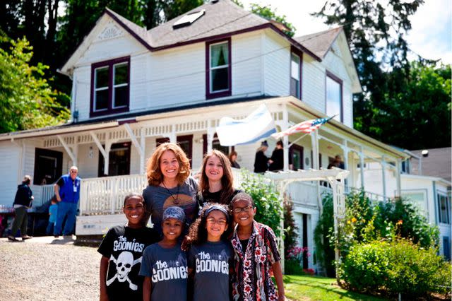 Thomas Boyd/The Oregonian via AP Jennifer Hart, Sarah Hart and their kids.