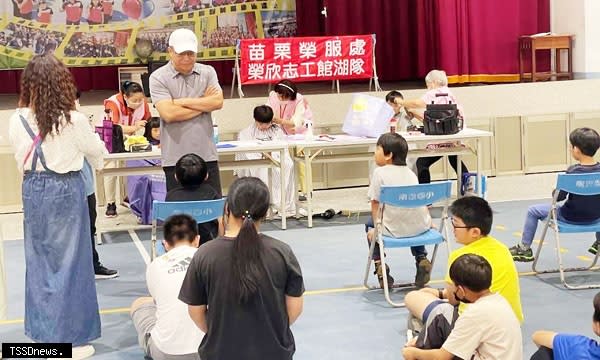 榮欣志工館湖隊為學子義剪，劉陞華校長（戴帽者）至現場慰勉義舉之志工。