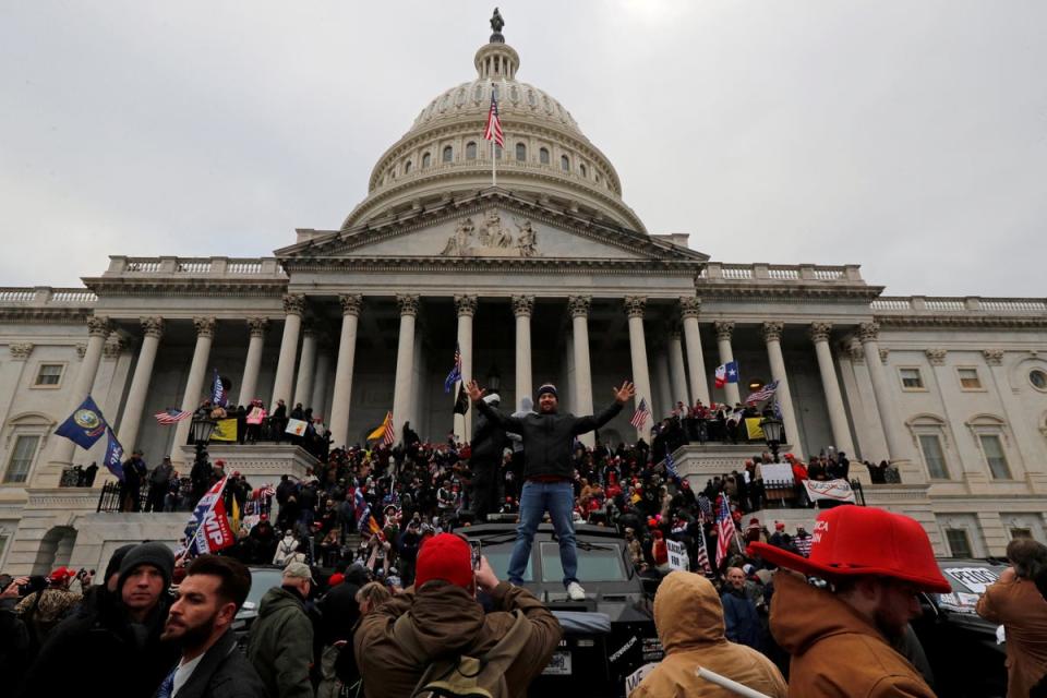 Irrupción de una horda de  partidarios de Trump en el Capitolio de los EE. UU. el 6 de enero de 2021, que el expresidente promovió con un relato sin fundamento sobre el robo electoral. (Reuters)