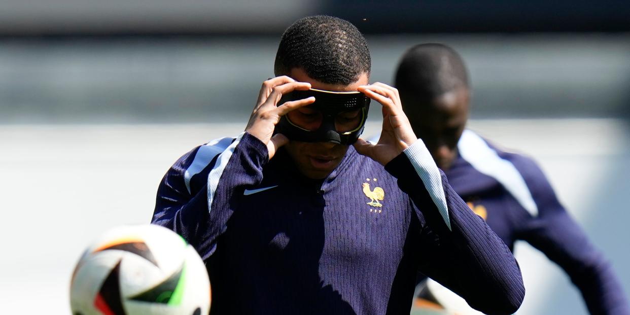 Kylian Mbappé trainierte am Montag mit einer schwarzen Maske<span class="copyright">AP</span>