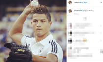 Cristiano Ronaldo fa sempre discutere, in campo e fuori. Su Instagram mostra il suo nuovo taglio: "Cosa ne pensate del mio nuovo look?"