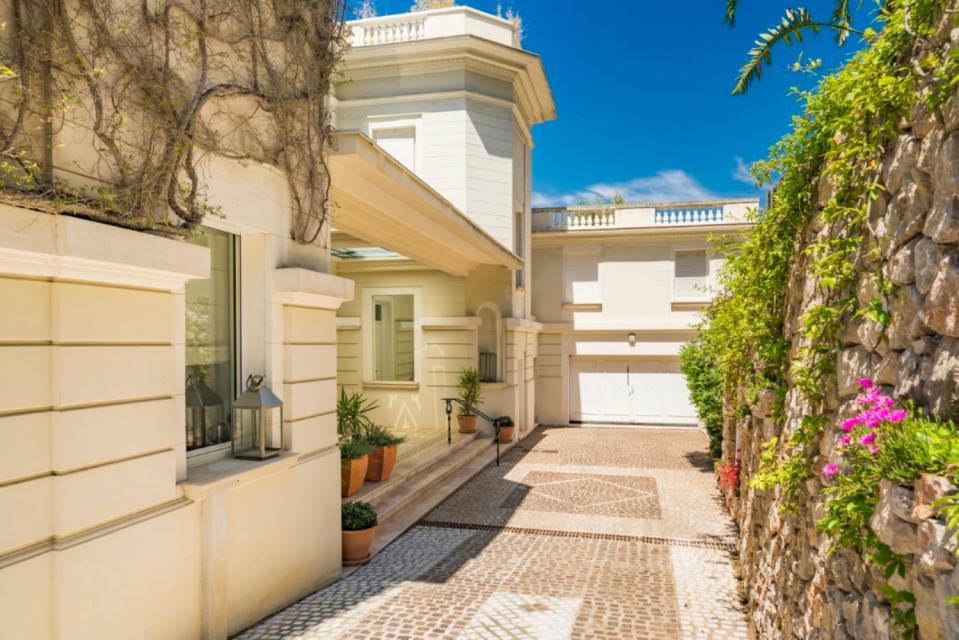 Su precio, eso sí, no está al alcance de todos los bolsillos. Y es que cuesta nada menos que 30 millones de euros. (Foto: <a href="http://www.toptenrealestatedeals.com/weekly-ten-best-home-deals/home/sean-connerys-south-of-france-villa-as-seen-in-his-james-bond-movie" rel="nofollow noopener" target="_blank" data-ylk="slk:Top Ten Real Estate Deals;elm:context_link;itc:0;sec:content-canvas" class="link ">Top Ten Real Estate Deals</a>).