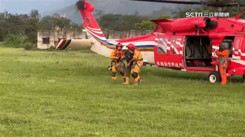 政府一早派直升機將受困礦工救出。