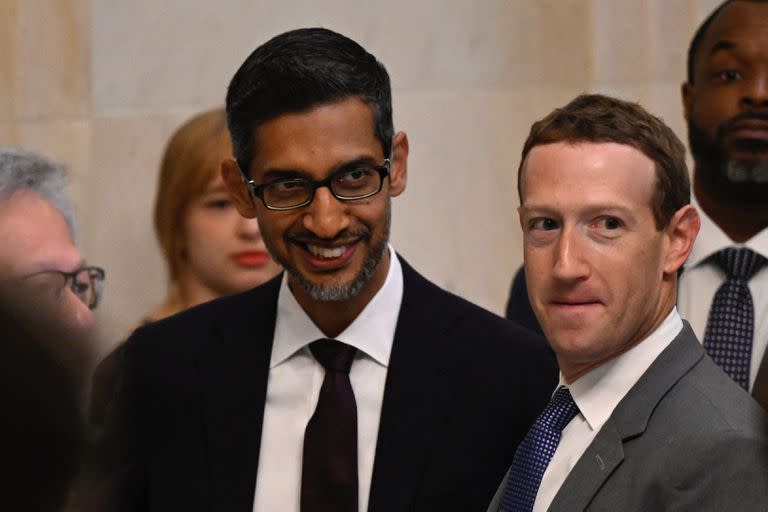 Mark Zuckerberg, CEO de Meta, y el CEO de Google, Sundar Pichai, llegan a un foro bipartidista de Inteligencia Artificial (IA) del Senado de Estados Unidos en el Capitolio de Estados Unidos, en Washington, el 13 de septiembre de 2023. (Foto de ANDREW CABALLERO-REYNOLDS / AFP)