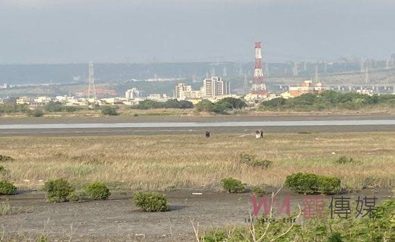 （觀傳媒彰化新聞）【記者陳雅芳／彰化報導】彰化縣伸港鄉大肚溪南岸出海口附近的河床被發現有散落的白骨，有外勞今（21）日下午約4點30分許在河床捕捉螃蟹時，無意中發現了這些骨骼，外貌類似人骨，嚇得民眾立即向警方報案，和美警分局接到報案後，立即派員前往調查，並封鎖現場，將報請檢察官進行相驗。