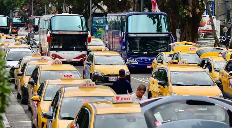 數十計程車、遊覽車包圍交通部。林林攝