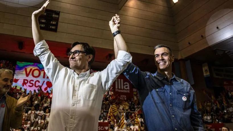 Pedro Sánchez, primer ministro de España, derecha, y Salvador Illa, candidato socialista (PSC)