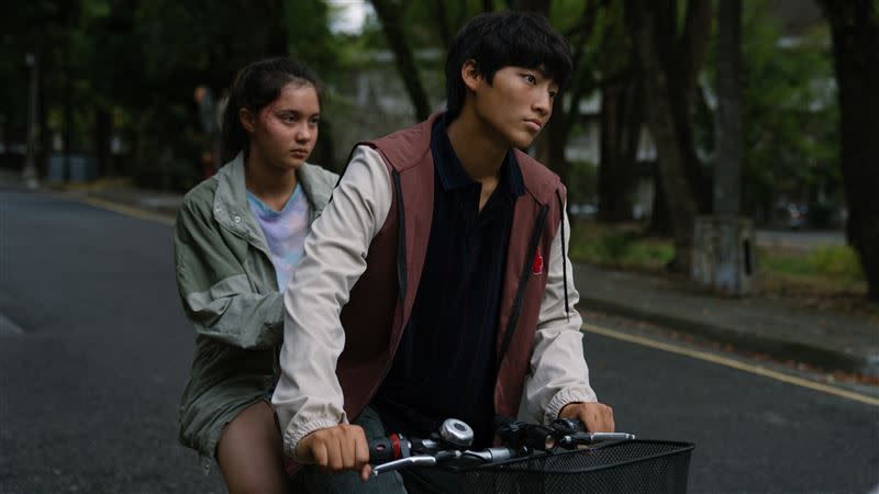 胡語恆和尹茜蕾在《少男少女》常騎腳踏車趴趴走。（圖／華納兄弟提供）