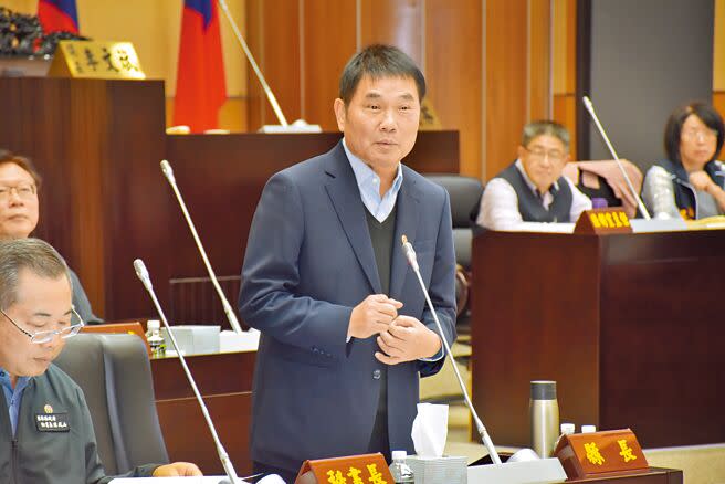 苗栗縣議會原住民縣議員楊文昌、劉美蘭，在1日縣政總質詢中，針對先前因警力不足而停止運作的原鄉偏遠派出所是否可以恢復運作詢問縣長鍾東錦（中），鍾東錦直接回答，如果2024年1月13日是警察當選總統時，很快就可以全面恢復偏遠派出所運作。（謝明俊攝）