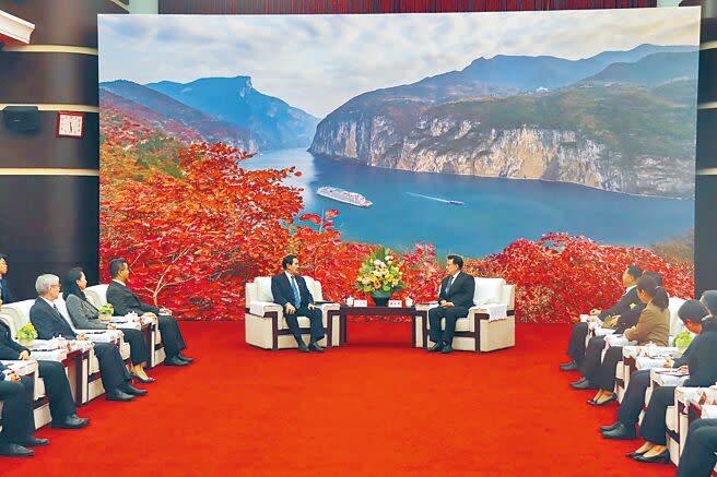 前總統馬英九率團訪問大陸，4月3日從湖南長沙搭機飛抵重慶市。馬英九表示他這次要帶台灣的年輕人參觀重慶抗戰博物館，探尋兩岸共同的記憶。（藍孝威攝）