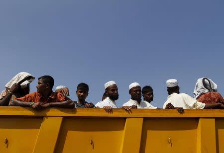 A group of Rohingya and Bangladeshi migrants, who arrived in Indonesia by boat this week, move to a new shelter in Lhoksukon, Indonesia's Aceh Province May 13, 2015. REUTERS/Roni Bintang