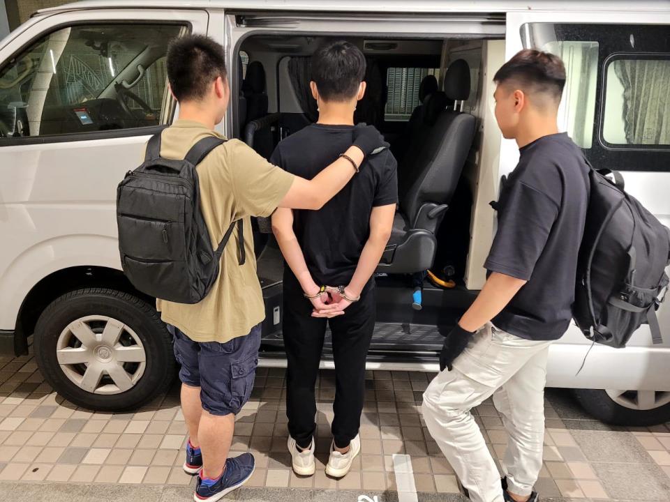 警方荃灣截查可疑男子，檢11萬元懷疑可卡因。(警方圖片)