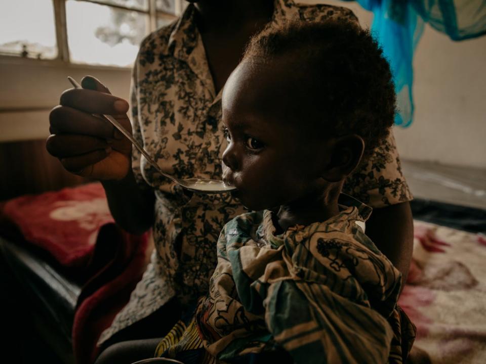 Her one-year-old baby daughter Eloise* receives treatment for malnutrition (© Hugh Kinsella Cunningham / Save the Children)